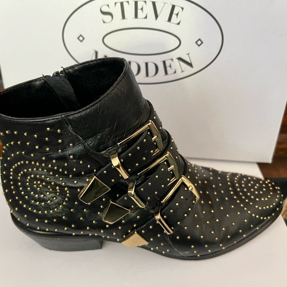 Steve Madden Shoes - Steve Madden “Madhouse” Buckle Black Leather Gold Studded Ankle Boots Size 6.5!